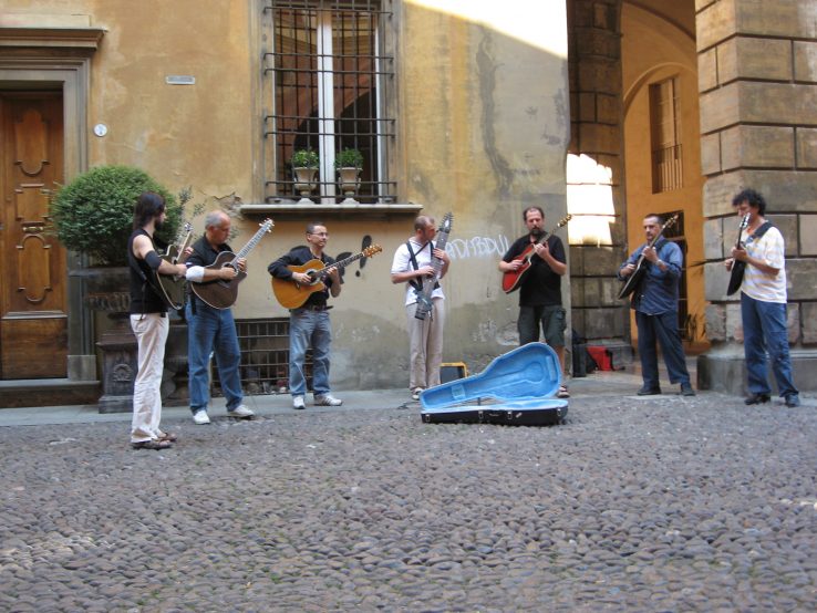 Guitar Circle Of Italy – busking in the street